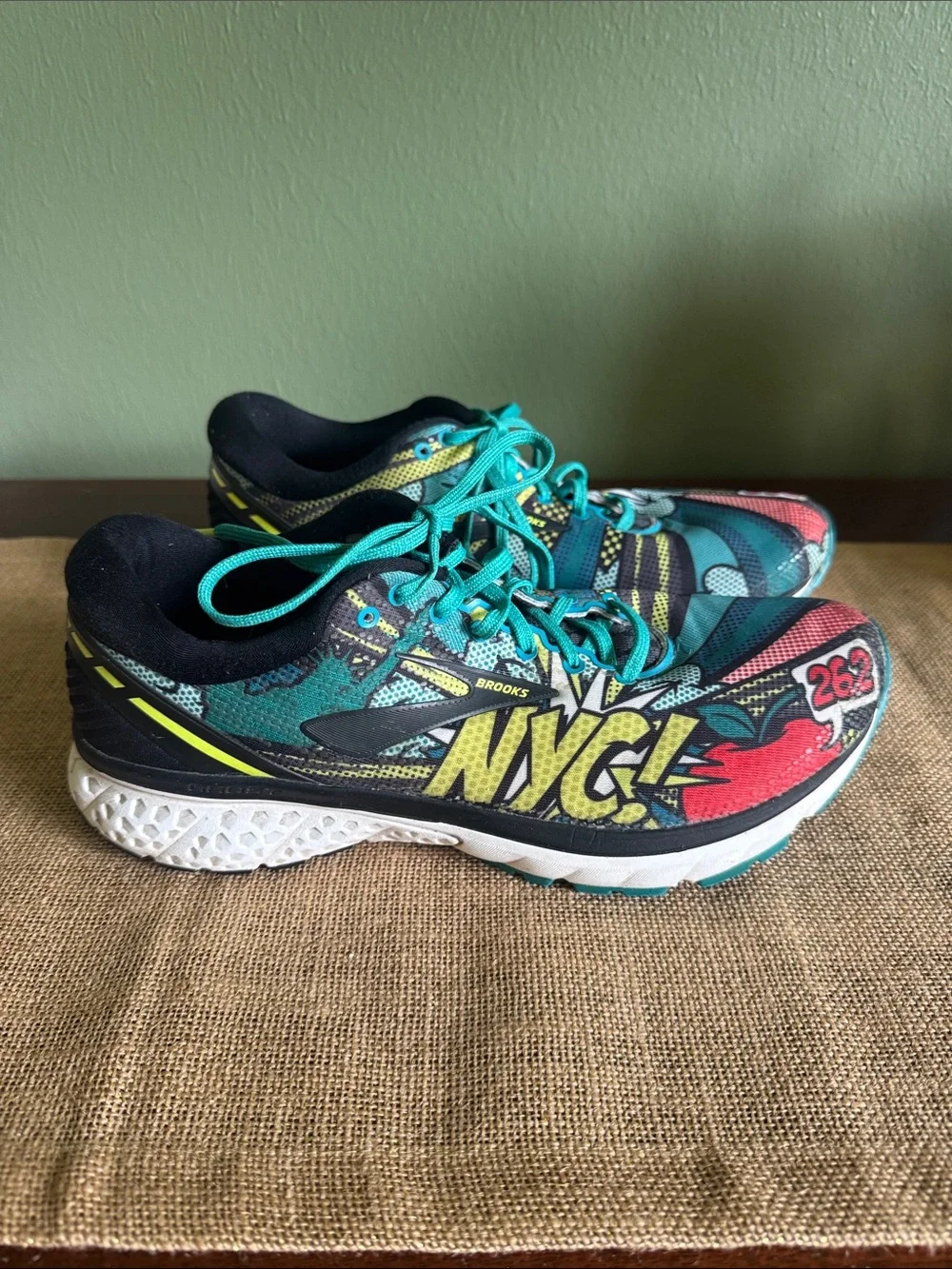 Brooks Ghost 11 Women’s Running Shoes NYC 26.2  Vibrant Comic Pop Design Size 9 - Picture 2 of 11